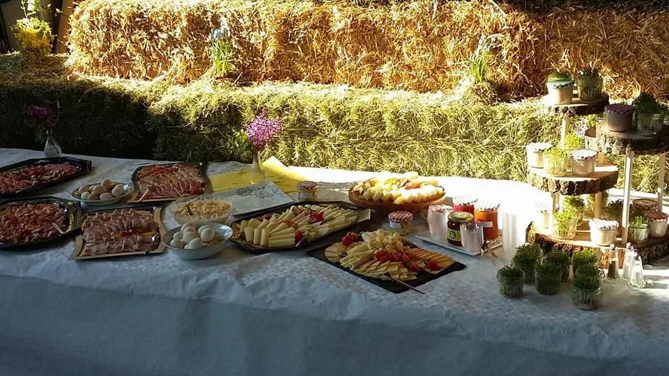 Rustikal angerichtetes Hofbuffet mit Eiern, Käse und Fleischwaren