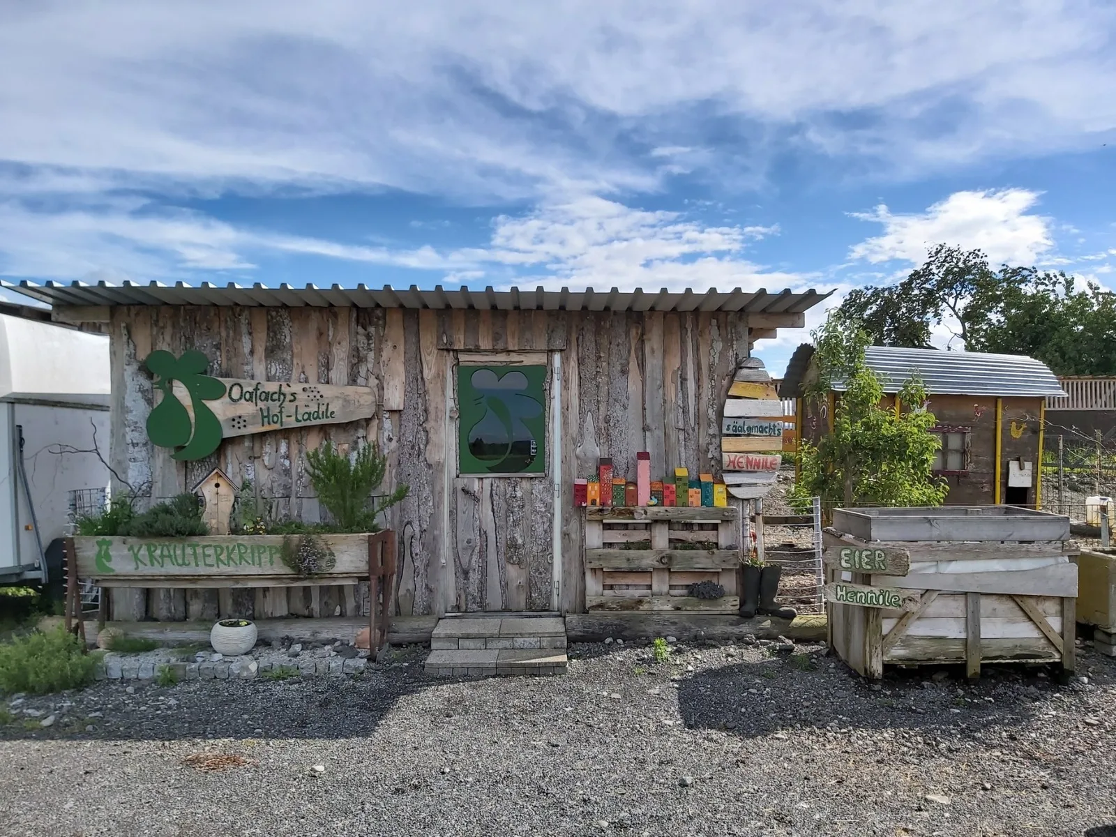 Holzfassade und Eingang des Hoflädile am Hö Henna Hof